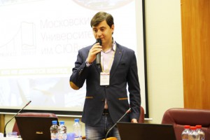 Игорь Давидович выступает перед участниками