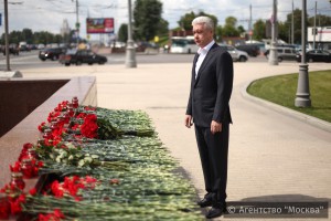Мэр Москвы Сергей Собянин почтил память погибших в метро возложением цветов