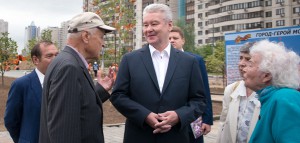 Мэр Москвы Сергей Собянин осмотрел работы по созданию народного парка и узнал мнение ветеранов