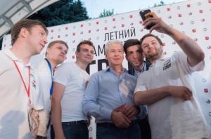 Мэр Москвы Сергей Собянин фотографируется вместе с представителями молодежный палат на форуме «Грани будущего»