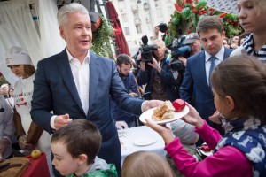 Мэр Москвы Сергей Собянин первыми угостил шарлоткой юных гостей фестиваля