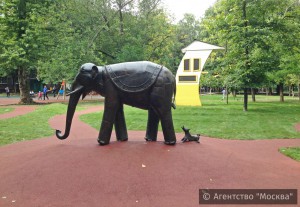 Скульптурная композиция "Слон и Моська"