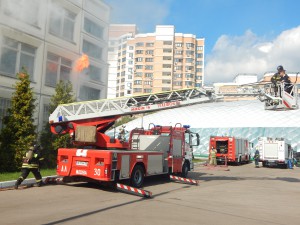 Представители МЧС успешно ликвидировали условный пожар