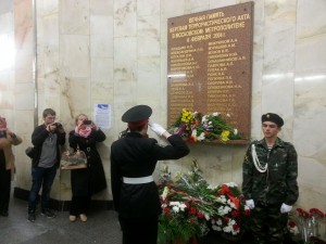 Помимо митинга у стелы, жертв почтили и на станции метро "Автозаводская"