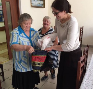 Пенсионеры получили продуктовую помощь в ТЦСО "Коломенское"