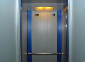 В одной из многоэтажек Нагатинского затона по просьбе жителей привели в порядок лифтовое оборудование