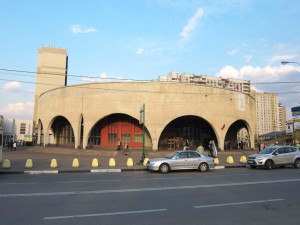 В ЮАО реконструируют фасады вестибюлей нескольких станций метро