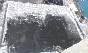 По просьбе жителей в районе Нагатинский затоне очищены от снега козырьки подъездов