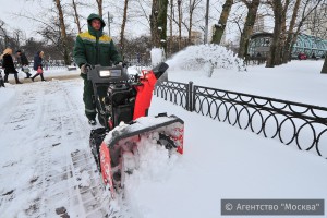 Работа по уборке снега в Москве идет полным ходом