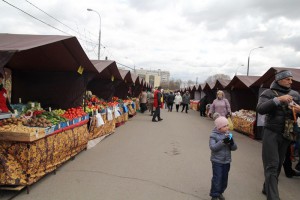 На ярмарке представлены продукты отечественных сельхозпроизводителей из Подмосковья и соседних регионов России