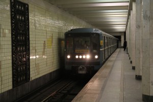 Поезд метро на станции "Коломенская"