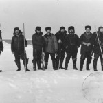 Группа полярников на дрейфующей льдине (Баянов третий слева)