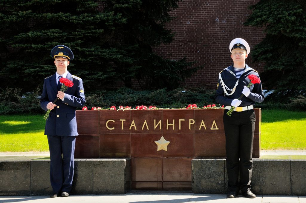 Помним: Курсанты АВТ РУТ (МИИТ) возложили цветы к Вечному огню. Фото: Ульяна Сомова, Вера Афанасьева