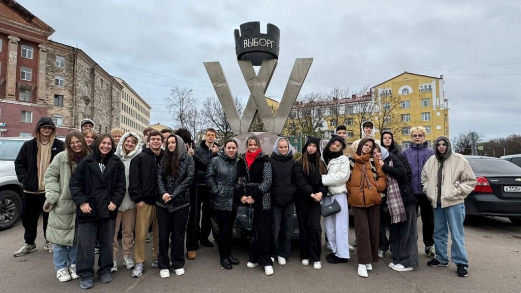 Поездку в Санкт-Петербург совершили ученики 11 классов школы №1527. Фото: официальная страница школы №1527 в социальных сетях