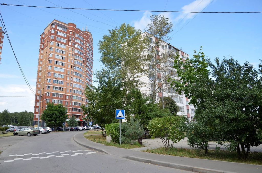 В прошлом году в восьми округах столицы обустроили подъезды к домам по программе реновации. Фото: Анна Быкова, «Вечерняя Москва»