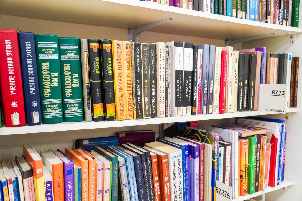 Сотрудники Библиотеки 162 имени Константина Симонова проведут «Библионочь». Фото: Ксения Догонашева, «Вечерняя Москва»