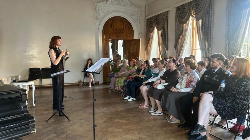 Сотрудники Библиотеки №162 имени Константина Симонова интерактивную лекцию в Библиотеке-читальне имени Александра Пушкина. Фото: официальная страница Библиотеки №162 имени Константина Симонова в социальных сетях 