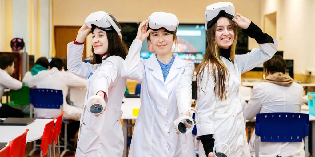 Московские школьники узнают о поступлении в предпрофессиональные классы на дне открытых дверей. Фото: пресс-служба Департамента образования и науки города Москвы