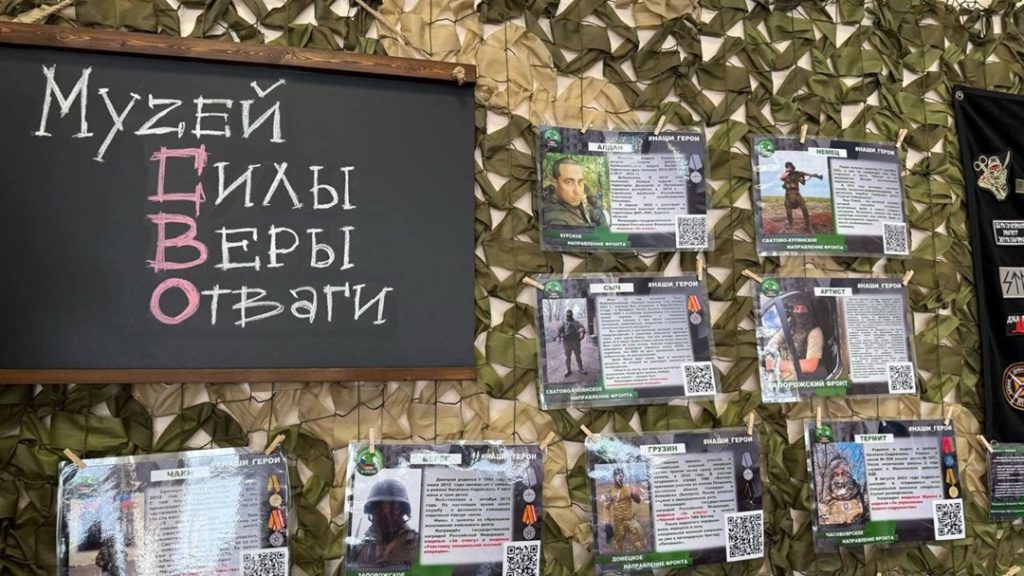 Ученики школы №1375 посетили выставку об СВО в управе района Нагатино-Садовники. Фото: официальная страница школы №1375 в социальных сетях