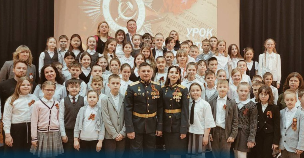 Сотрудники школы №1375 провели для учеников урок мужества. Фото: официальная страница школы №1375 в социальных сетях