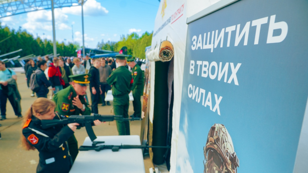 Студенты Колледжа связи №54 имени Петра Вострухина посетили патриотическое профориентационное мероприятие. Фото: официальная страница Колледжа связи №54 имени Петра Вострухина в социальных сетях