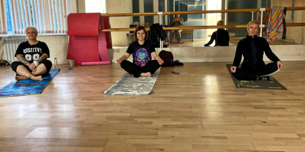 Сотрудники ЦДКиС организовали для жителей Нагатинского затона занятие по йоге. Фото: официальная страница Центра досуга, культуры и спорта «Юг столицы» в социальных сетях