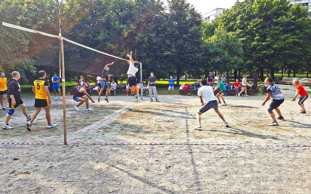 Сотрудники ЦДКиС «Юг столицы» провели среди жителей Нагатинского Затона турнир по волейболу. Фото: официальная страница Центра досуга, культуры и спорта «Юг столицы» в социальных сетях