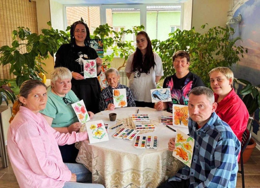 Волонтер Колледжа ДПИ имени Карла Фаберже провел мастер-класс в пансионате. Фото: официальная страница Колледжа декоративно-прикладного искусства имени Карла Фаберже в социальных сетях