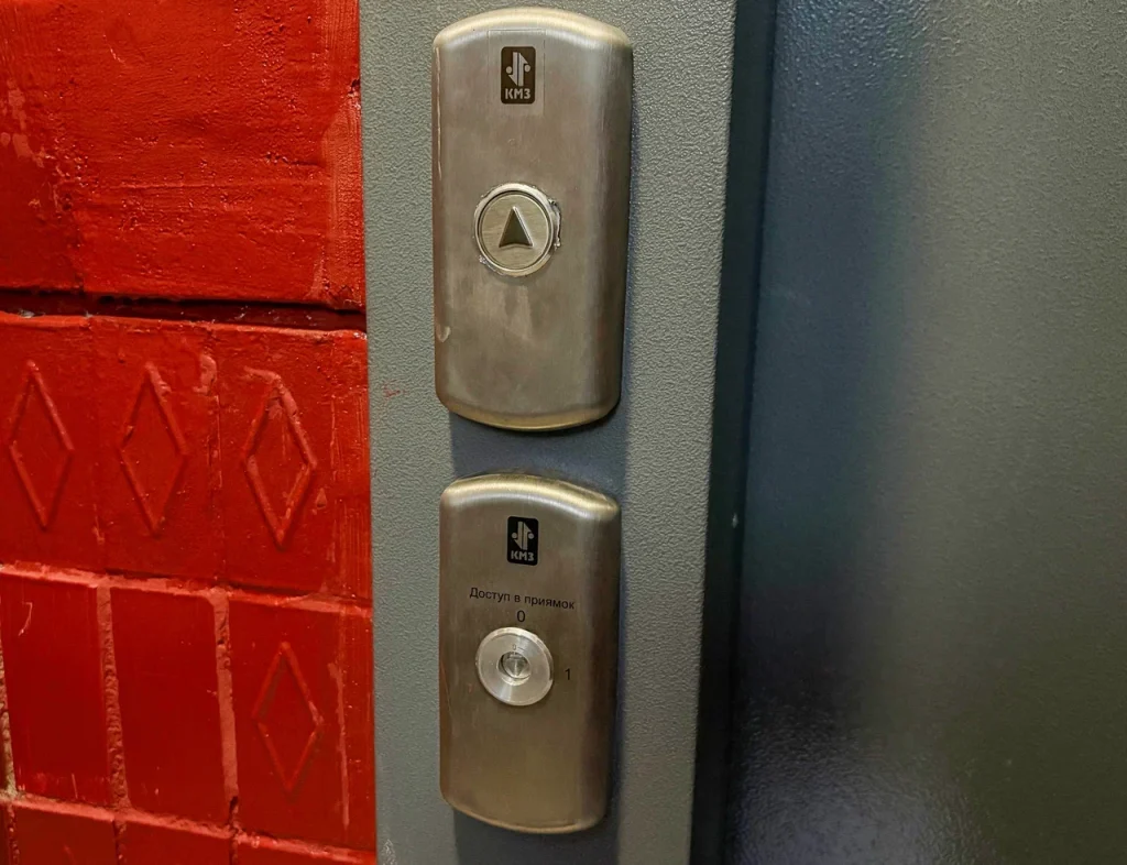 Представители ФКР России провели обновление трех пассажирских лифтах в жилых домах района. Фото: предоставили представители пресс-службы Фонда капитального ремонта России