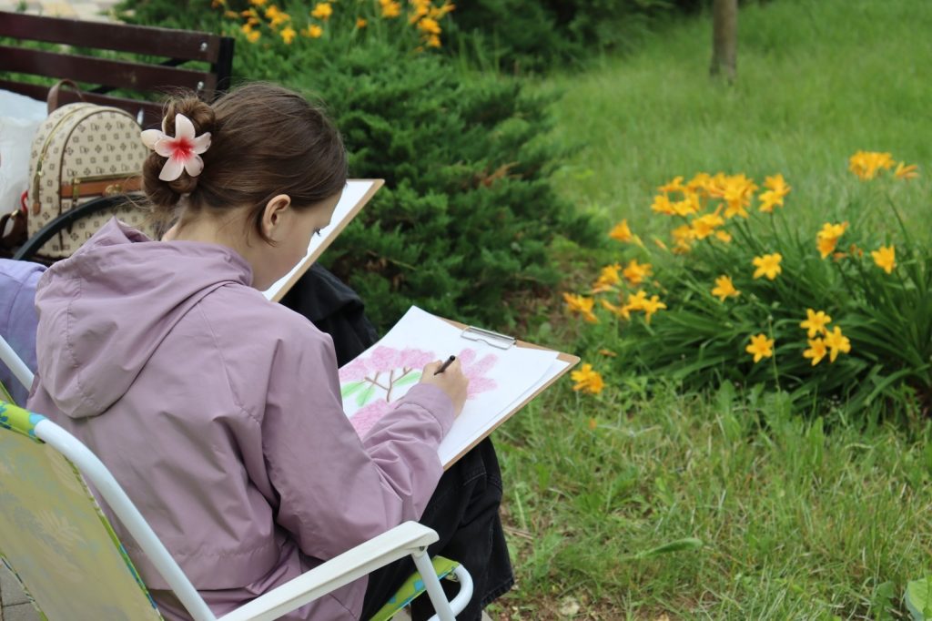 Представители Колледжа ДПИ имени Карла Фаберже провели плэнер для детей. Фото: официальная страница Колледжа декоративно-прикладного искусства имени Карла Фаберже в социальных сетях