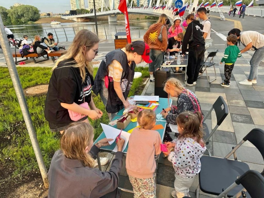 Члены Молодежной палаты организовали для жителей Нагатинского Затона мастер-класс. Фото: официальная страница Молодежной палаты района Нагатинский Затон в социальных сетях