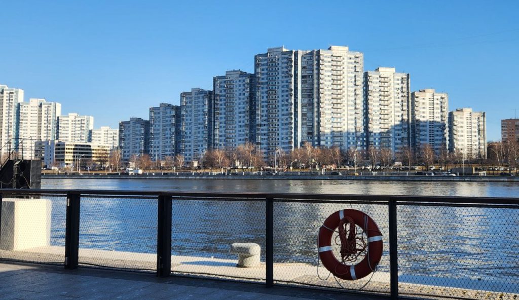 Глава управы Нагатинского Затона провела еженедельный обход территории. Фото: Алина Моисеенко, «Вечерняя Москва»