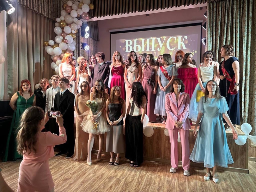 Церемония вручения аттестатов прошла в школе №463. Фото: официальная страница школы №463 в социальных сетях