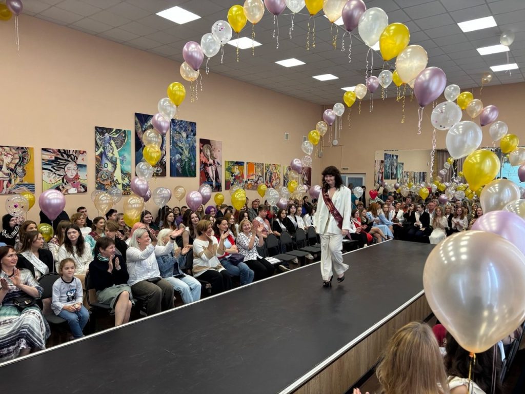 Церемония чествования выпускников прошла в Колледже ДПИ имени Карла Фаберже. Фото: официальная страница Колледжа декоративно-прикладного искусства имени Карла Фаберже в социальных сетях