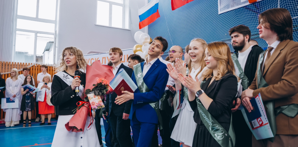 Дипломы вручили выпускникам Колледжа связи № 54 имени Петра Вострухина. Фото: официальная страница Колледжа связи № 54 имени Петра Вострухина в социальных сетях