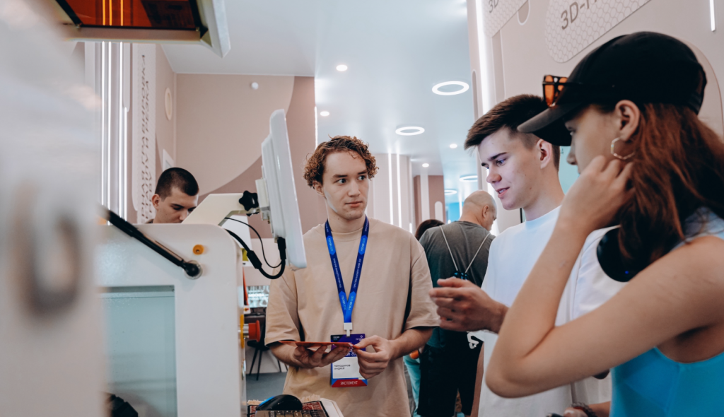 Представители Колледжа связи №54 имени Петра Вострухина стали участниками выставки в «Гостином дворе». Фото: официальная страница Колледжа связи №54 имени Петра Вострухина в социальных сетях