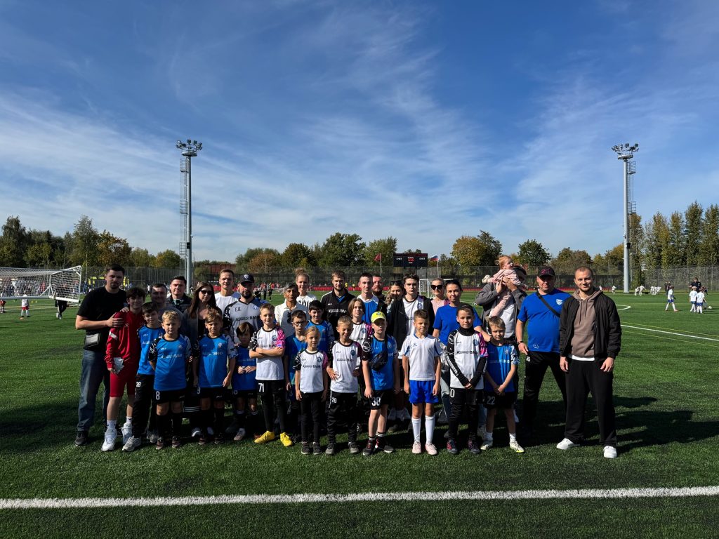 Представители ФШ «Адмирал—ВМФ» посетили открытие нового стадиона. Фото: официальная страница Футбольной школы «Адмирал—ВМФ» в социальных сетях