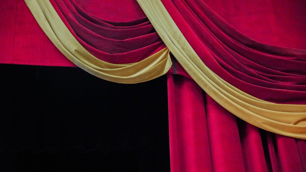 «Маски и роли»: сотрудники КДПИ имени Карла Фаберже пригласили на второй фестиваль театрального искусства. Фото: Ксения Догонашева, «Вечерняя Москва»