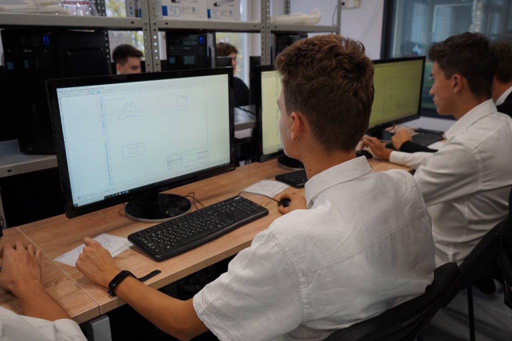 Ученики школы №1527 стали участниками Всероссийской олимпиады. Фото: Анна Быкова, «Вечерняя Москва»