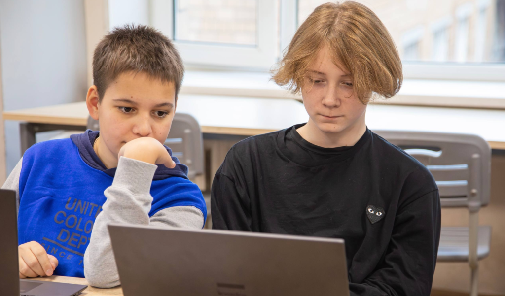 Сотрудники МГКЭИТ провели профессиональную пробу. Фото: официальная страница Московского государственного колледжа электромеханики и информационных технологий в социальных сетях