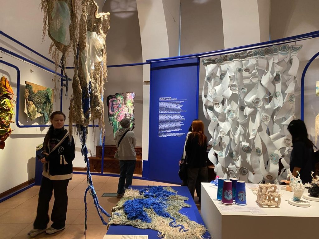 Студенты Колледжа ДПИ имени Карла Фаберже посетили выставку текстильного искусства. Фото: официальная страница Колледжа декоративно-прикладного искусства имени Карла Фаберже в социальных сетях