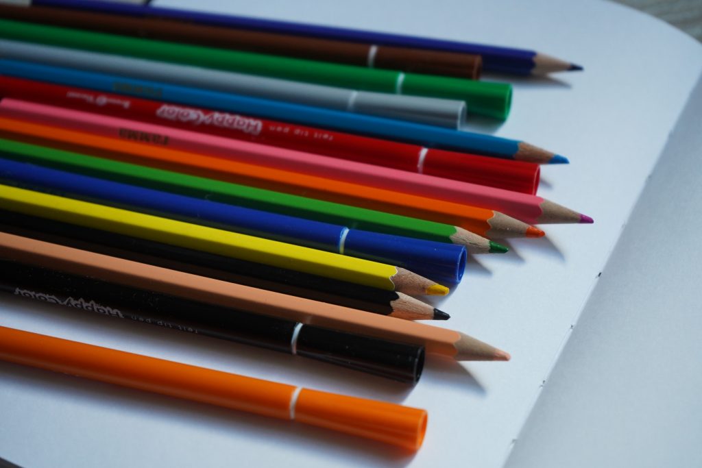 Сотрудники управы анонсировали творческий мастер-класс. Фото: Анна Быкова, «Вечерняя Москва»