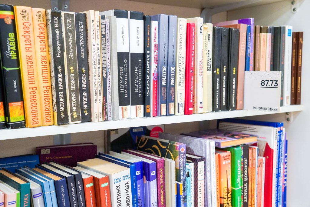 Представители библиотеки №162 имени Константина Симонова анонсировали поэтический конкурс. Фото: Ксения Догонашева, «Вечерняя Москва»