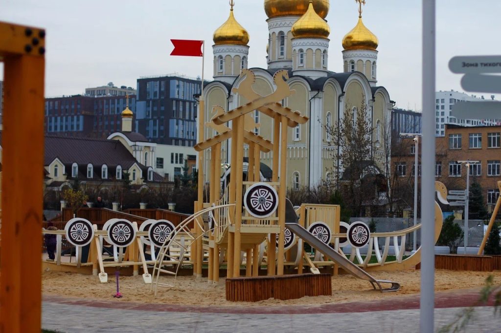 Детскую площадку открыли в районе Нагатинский Затон. Фото: официальная страница управы района Нагатинский Затон в социальных сетях