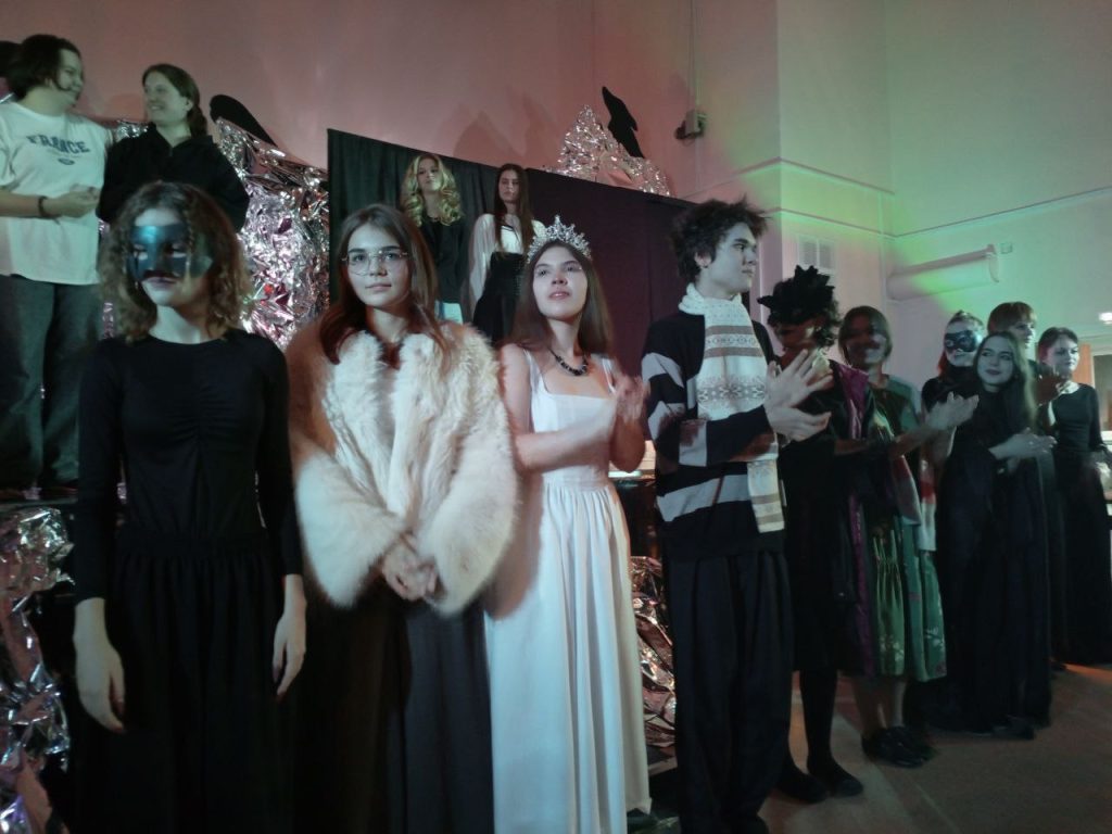 Премьера спектакля студенческого театра «Калейдоскоп» прошла в Колледже ДПИ имени Карла Фаберже. Фото: официальная страница Колледжа декоративно-прикладного искусства имени Карла Фаберже в социальных сетях