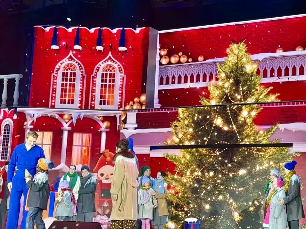 Представители школы №1770 посетили новогодний спектакль. Фото: официальная страница школы №1770 в социальных сетях