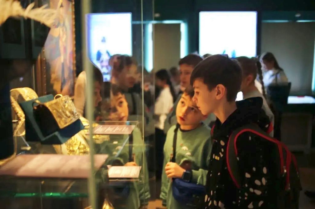 Ученики школы №1770 приняли участие в экскурсии по Музею военной формы. Фото: официальная страница школы №1770 в социальных сетях