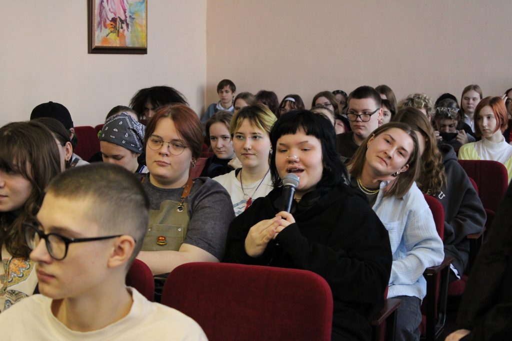 Встреча с чемпионами состязаний профессионального мастерства прошла в Колледже ДПИ имени Карла Фаберже. Фото: официальная страница Колледжа декоративно-прикладного искусства имени Карла Фаберже в социальных сетях 