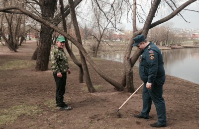 Сотрудники МЧС поучаствовали в уборке парка «Коломенское»