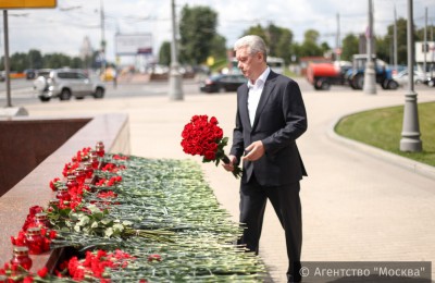 Мэр Москвы Сергей Собянин возложил цветы к мемориалу в память погибших